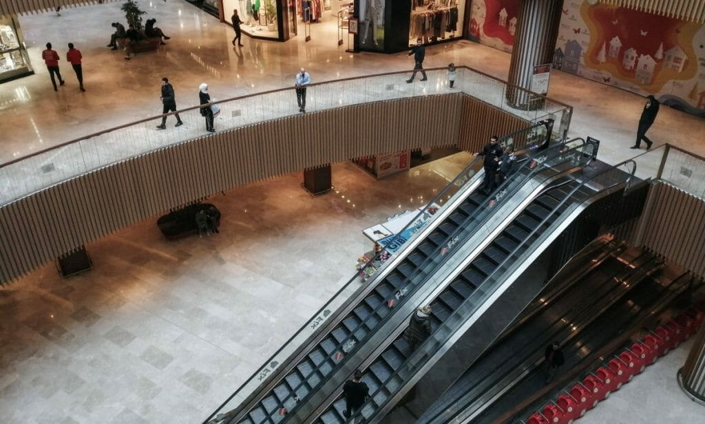 Fast leeres Einkaufszentrum in Istanbul