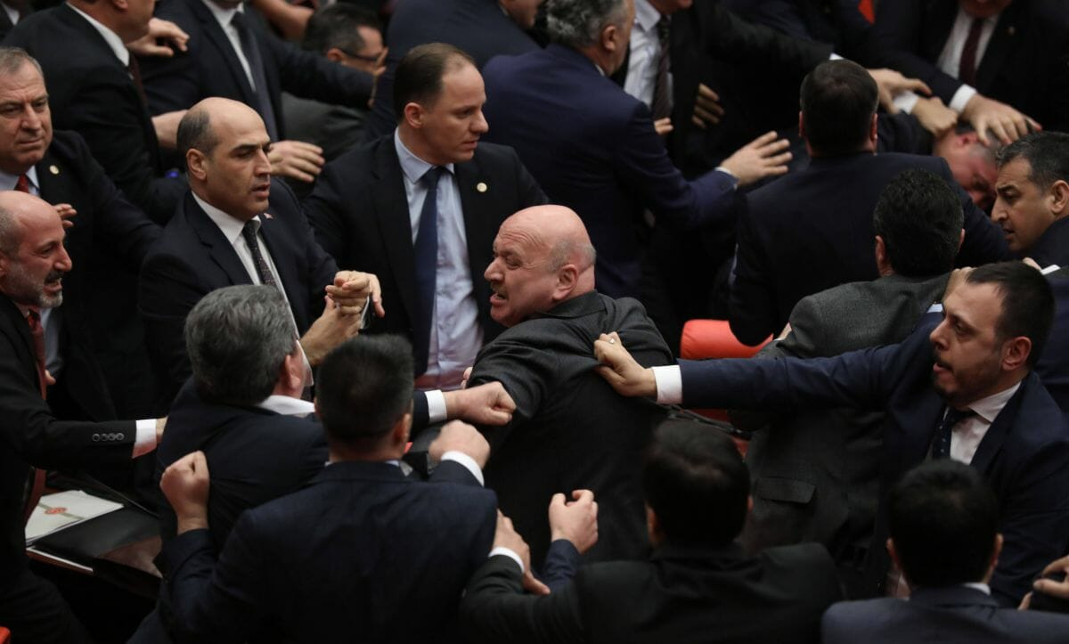 Massenschlägerei im türkischen Parlament