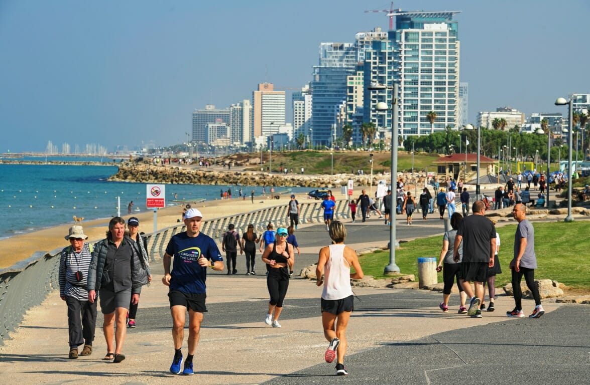 Menschen auf der Promenade von Tel Aviv. Israels Bevölkerung ist auf 9,2 Millionen angewachsen. (imago images/Schöning)