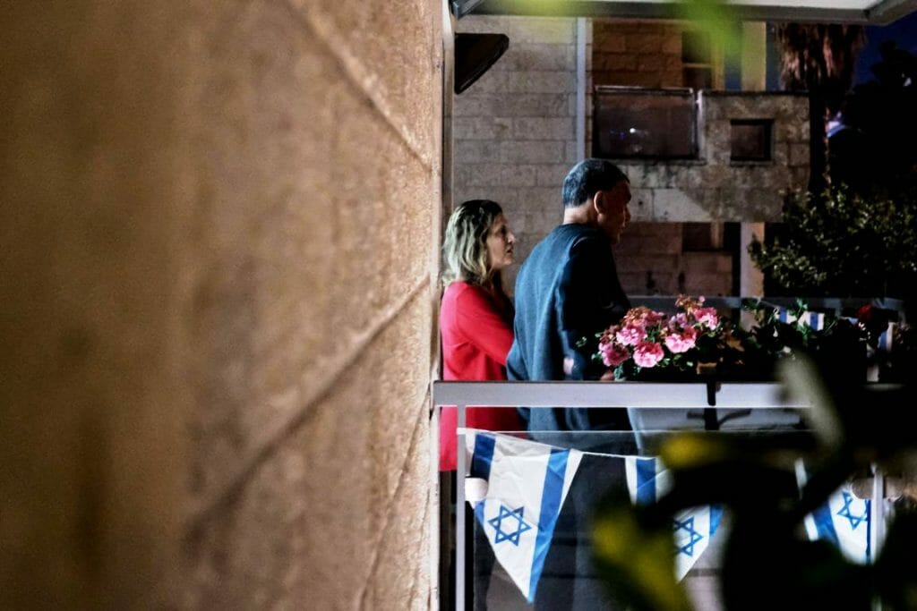 Wegen der Ausgangsbeschränkungen gedachten viele Israelis auf ihren Balkonen derjenigen, die in Kriegen getötet oder dem Terrorismus zum Opfer gefallen sind. Andere nutzten den Yom Hazikaron für eine Übung in moralischer Äquivalenz. (imago images/ZUMA Wire)
