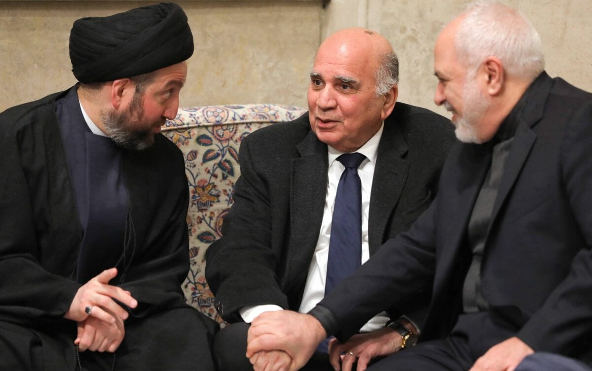 Vorsitzender der Hashd al Shaabi Faleh al-Fayyad (mi.) mit Irans Außenminister Mohammad Javad Zarif (re.)