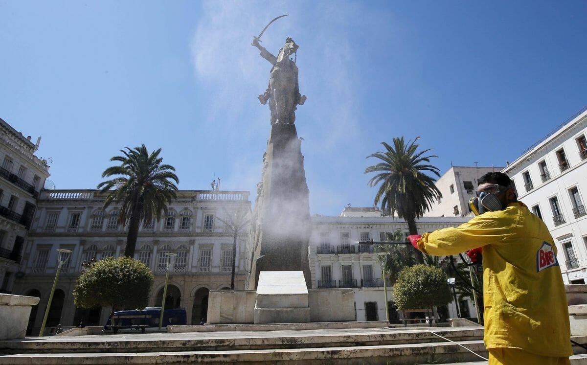 Städtischer Angestellter desinfiziert wegen Corona Platz in Algier