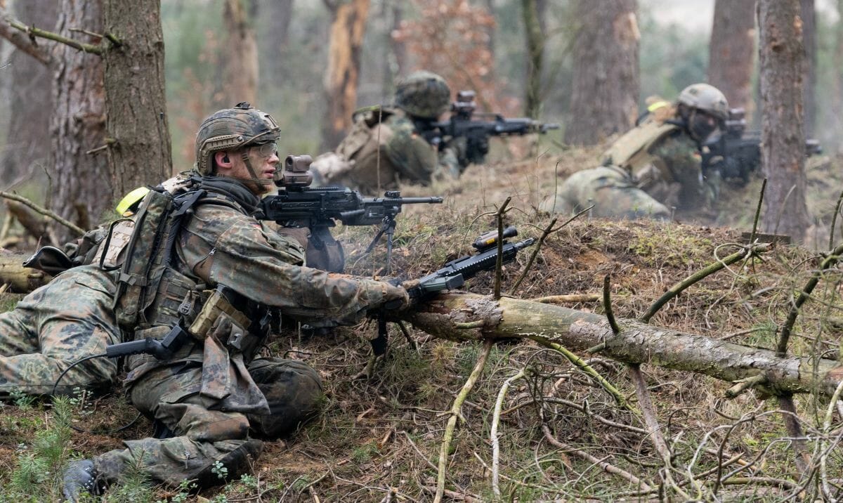 Soldaten der deutschen Bundeswehr bei einem Manöver
