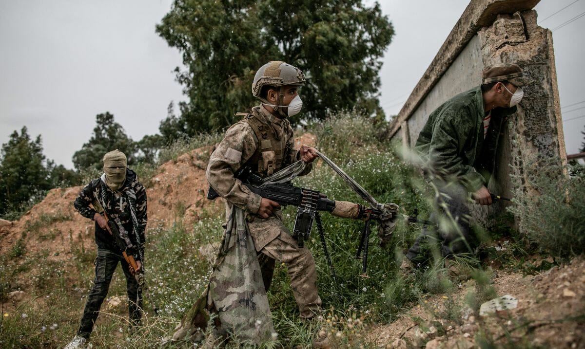 Kämpfer der international anerkannten libyschen Regierung liefern sich Gefechte mit ostlibyschen Milizionären