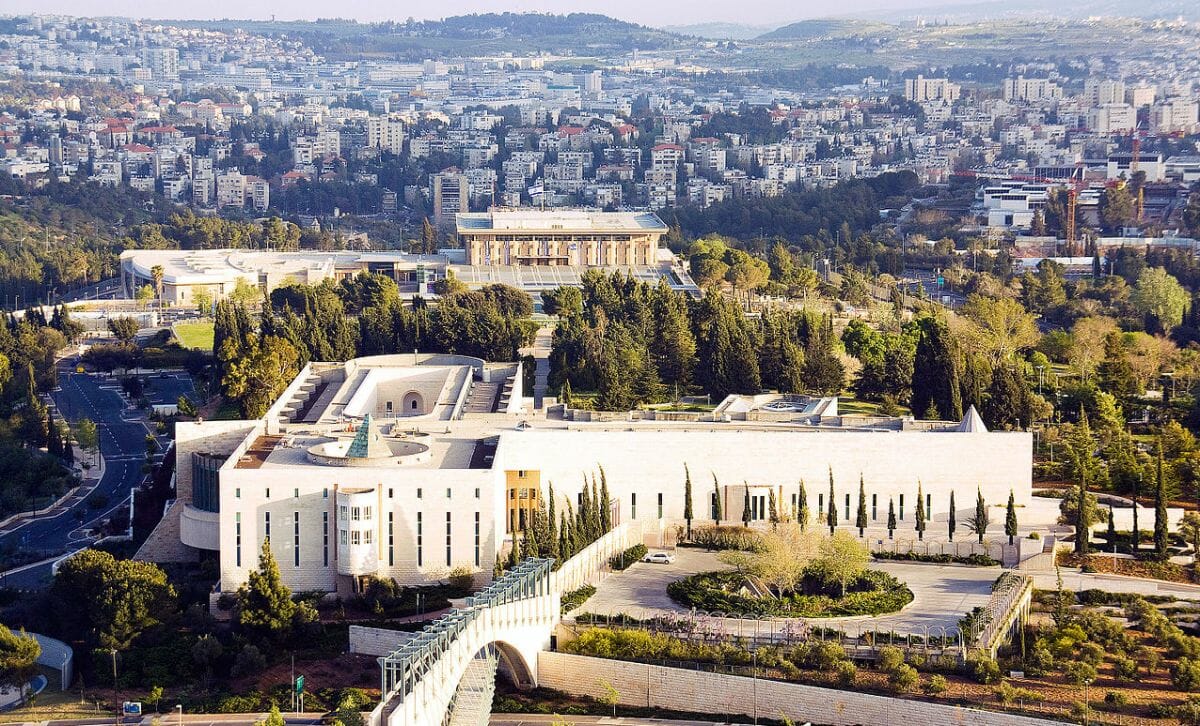 Wie können Oberster Gerichtshof (vo.) und Knesset (hi.) geschlossen sein, wenn sie zugleich die Handy-Daten-Nutzung bewilligen?