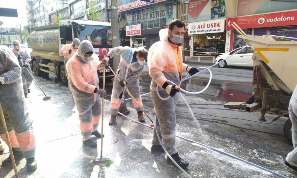 Angestellte der Stadt desinfizieren Straßen in Istanbul