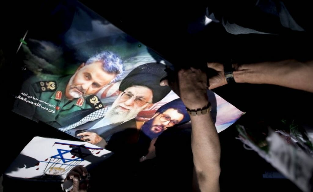 Plakate auf dem Berliner Al-Quds-Marsch: Irans oberster Führer Khamenei (mi.), Hisbollah-Chef Nasrallah (re.)