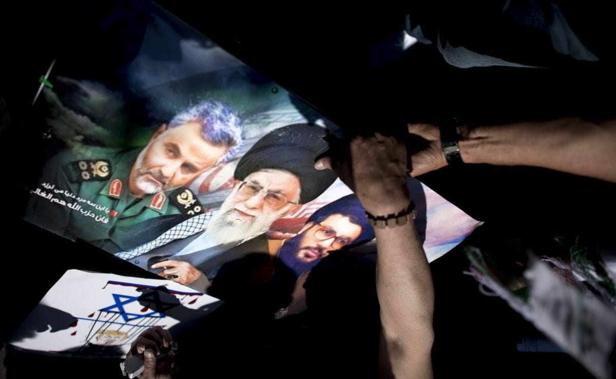 Plakate auf dem Berliner Al-Quds-Marsch: Irans oberster Führer Khamenei (mi.), Hisbollah-Chef Nasrallah (re.)