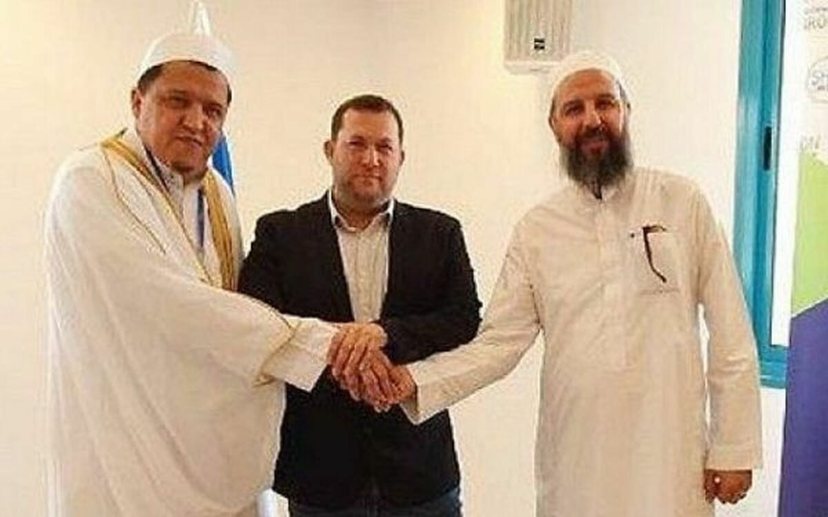 Yossi Dagan (mi.) and Scheich Abu-Khalil Tamimi (re.))