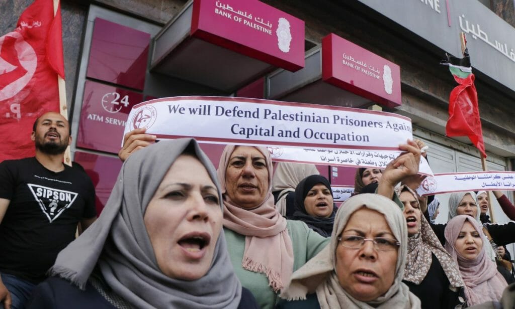 Mitglieder der Terrororganisation PFLP demonstrieren gegen die Sperrung von Bankkonten für „Märtyrerrenten“