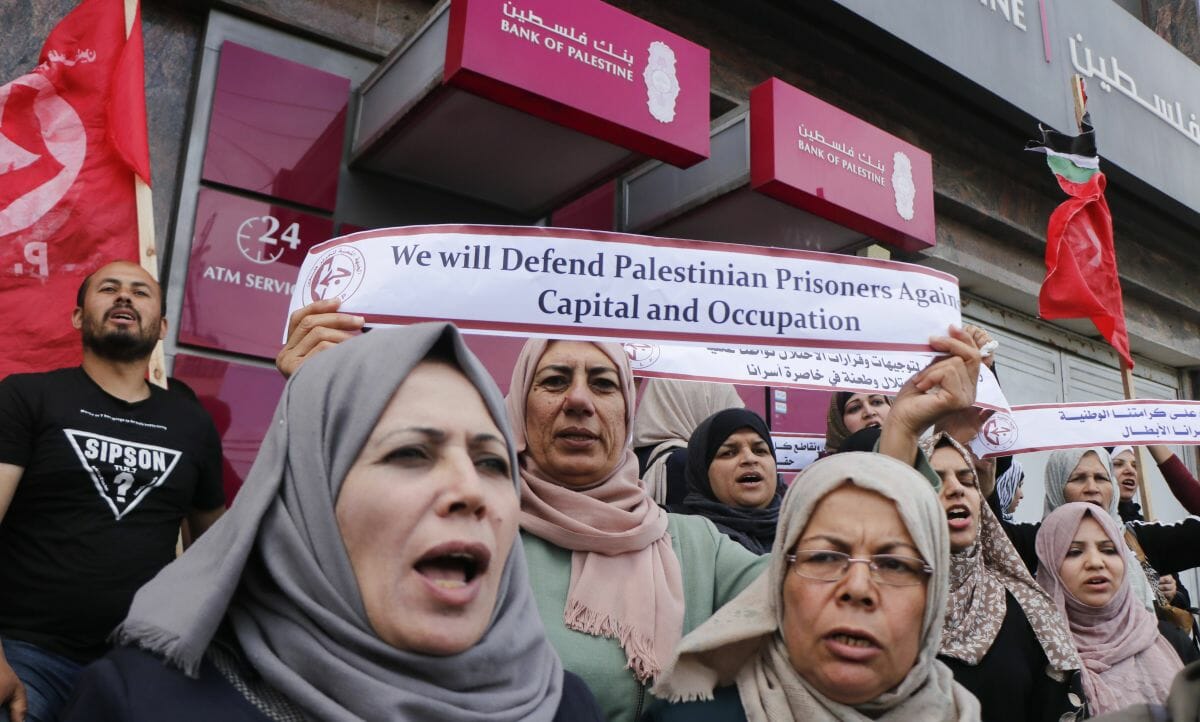 Mitglieder der Terrororganisation PFLP demonstrieren gegen die Sperrung von Bankkonten für „Märtyrerrenten“