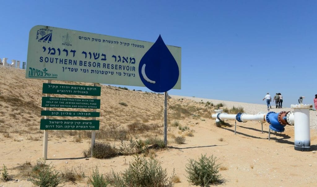 Das Southern Besor Wasserreservoir in der israelischen Negev-Wüste