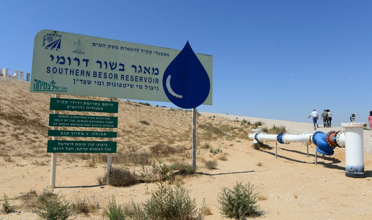 Das Southern Besor Wasserreservoir in der israelischen Negev-Wüste