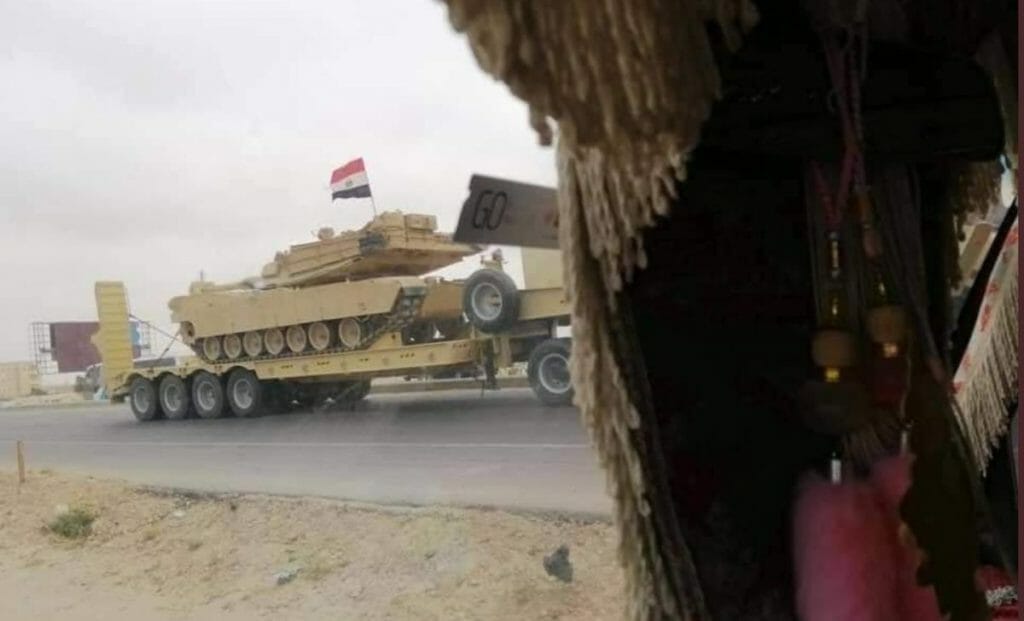 Verdeckt aufgenommenes Fotos eines ägyptischen Panzerkonvois nahe der libyschen Grenze