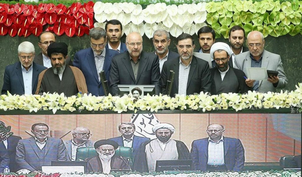 Mohammad-Bagher Ghalibaf (mi.) nach seiner Wahl zum Parlamentispräsidenten im Iran