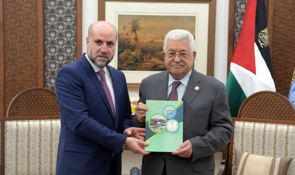 Der oberste Schariahrichter der Palästinensischen Autonomiebehörde al-Habbash mit PA-Präsident Abbas