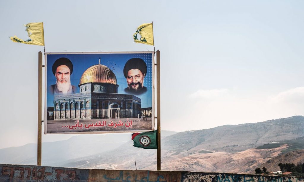 Irans Ayatollah Khomeini: Schild der Hisbollah an der libanesisch-israelischen Grenze