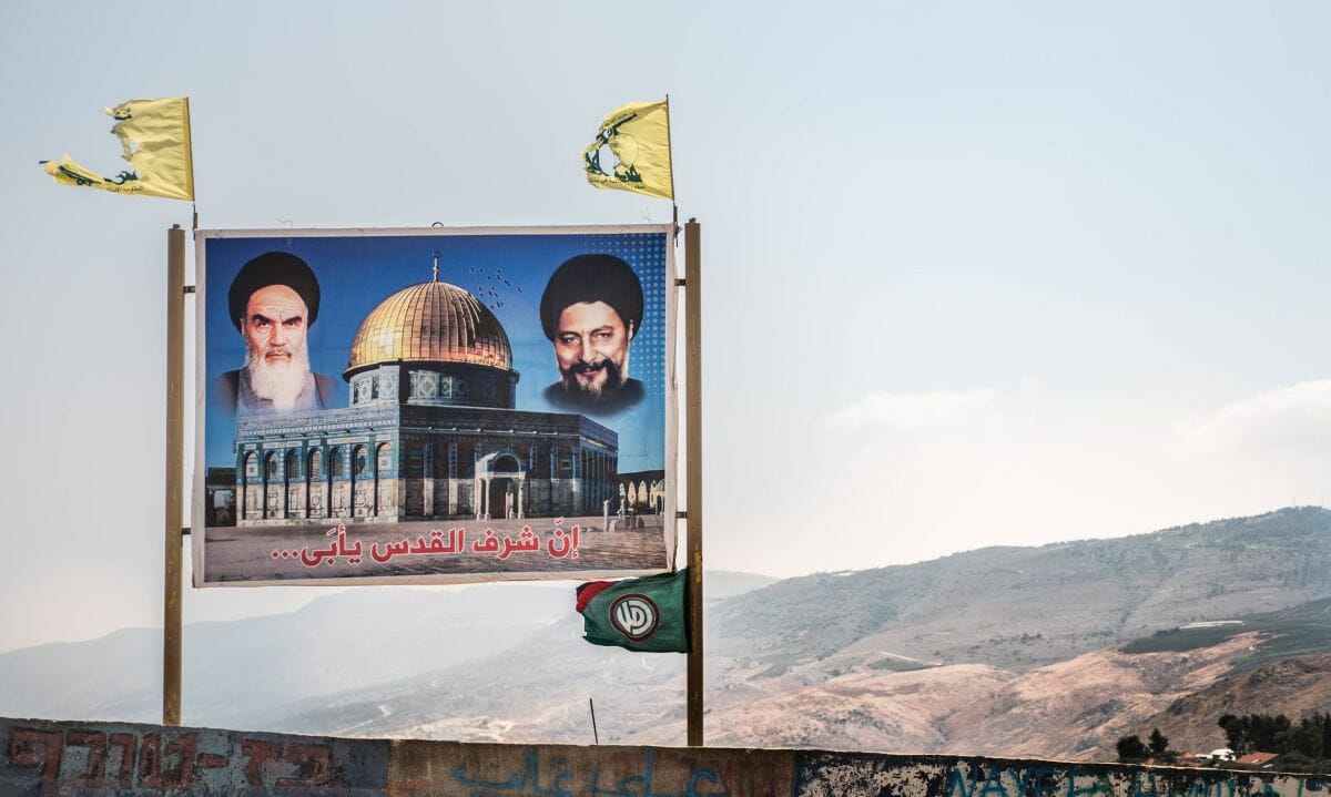 Irans Ayatollah Khomeini: Schild der Hisbollah an der libanesisch-israelischen Grenze