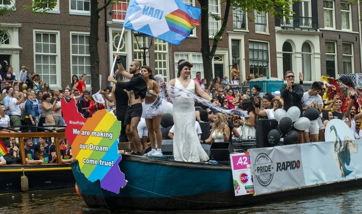 Teilnehmer der Pride Parade in amsterdam demonstrieren für LGBT-Rechte im Im Iran