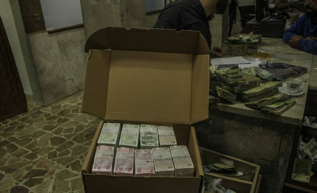 In Banken in Idlib werden syrische Pfund durch türkische Lira als Zahlungsmittel ersetzt