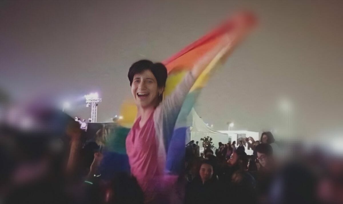 Regenbogenfahne: Sarah Hegazy auf jenem Bild, für das sie von den ägyptischen Behörden verhaftet wurde