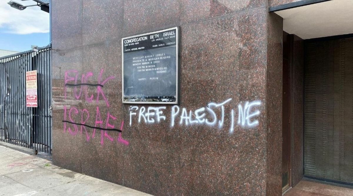 Mit antisemitischen Parolen beschmierte Synagoge der Congregation Beth Israel