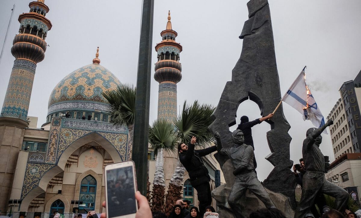Demonstranten verbrennen Israelflaggen vor einem zur Vernichtung des jüdischen Staates in Teheran
