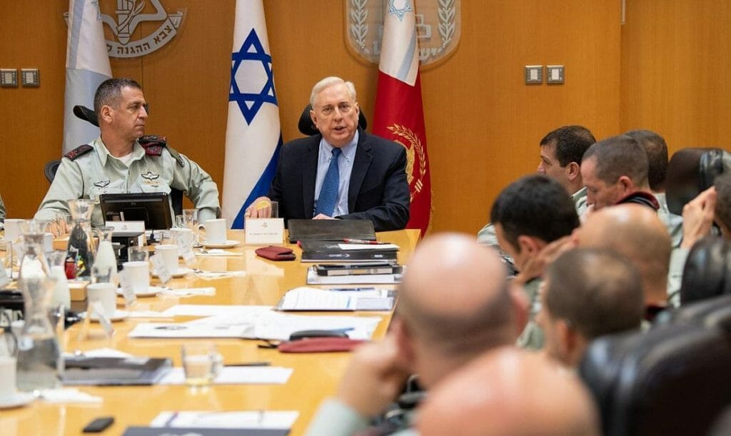 Trumps Kandidat für die deutsche US-Botschaft Douglas Macgregor im Gespräch mit israelischen Offizieren