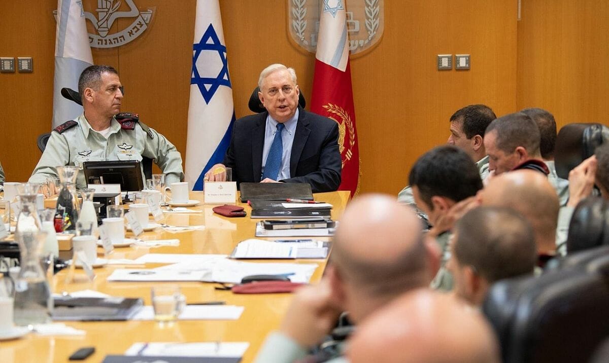 Trumps Kandidat für die deutsche US-Botschaft Douglas Macgregor im Gespräch mit israelischen Offizieren