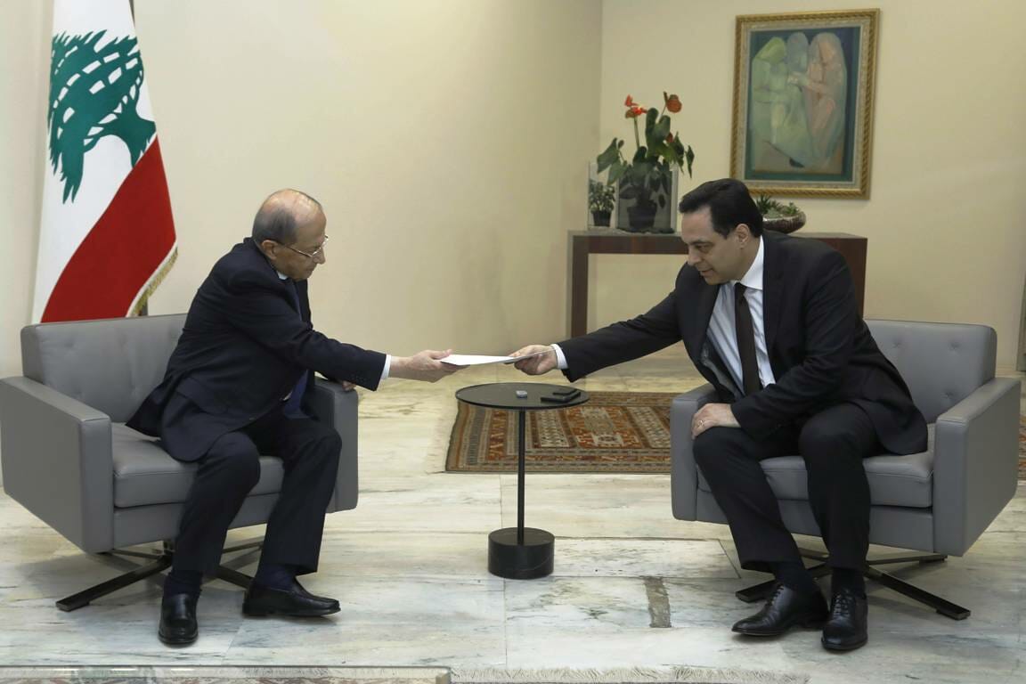 Präsident Aoun nimmt das Rücktrittschreiben von Premier Diab entgegen. Dessen Nachfolger wird auch den Geboten der Hisbollah folgen. (imago images/Xinhua)