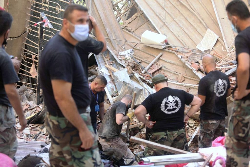 Helfer suchen in Beirut nach Verschütteten. Den Stoff, der im Hafen explodiert ist, lagerte die Hisbollah auch in Lagerhäusern in Deutschland. (imago images/Xinhua)