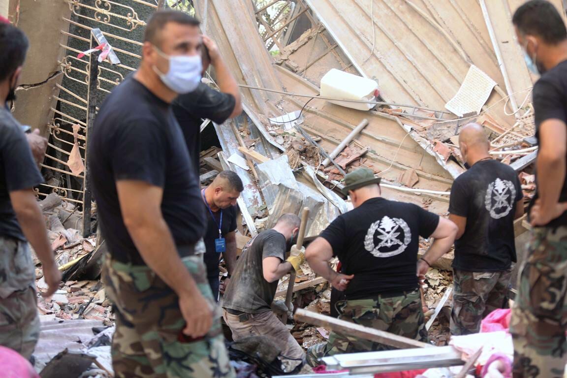 Helfer suchen in Beirut nach Verschütteten. Den Stoff, der im Hafen explodiert ist, lagerte die Hisbollah auch in Lagerhäusern in Deutschland. (imago images/Xinhua)