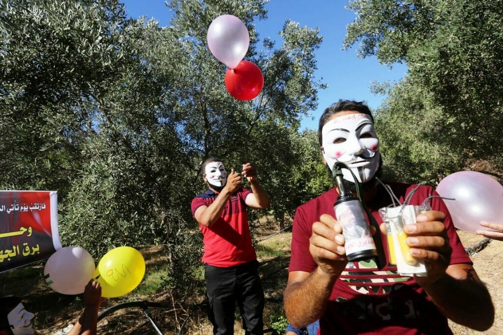 Im Gazastreifen bereiten palästinensische Terroristen Brandbomben vor, die sie Richtung Israel schicken. (imago images/ZUMA Wire)