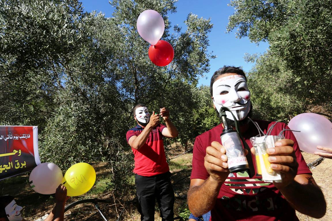 Im Gazastreifen bereiten palästinensische Terroristen Brandbomben vor, die sie Richtung Israel schicken. (imago images/ZUMA Wire)