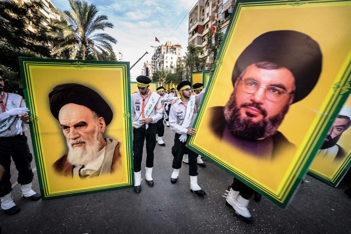 Hisbollah-Anhänger im Libanon mit Plakaten von Hisbollah-Chef Nasrallah (rechts) und Khomeini. (imago images/ZUMA Press)