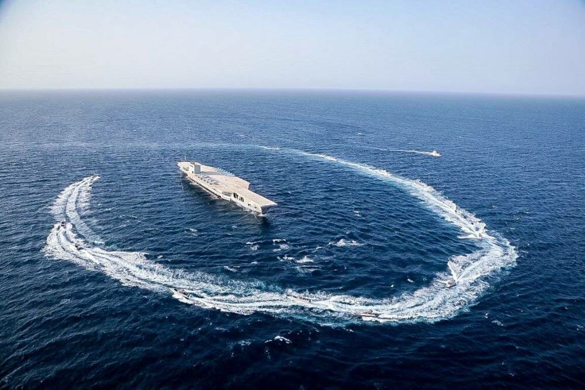 Die Flugzeugträgerattrappe bei Manövern Ende Juli. Jetzt behindert sie die Zufahrt zum iranischen Hafen Bandar Abbas. (imago images/ZUMA Wire)