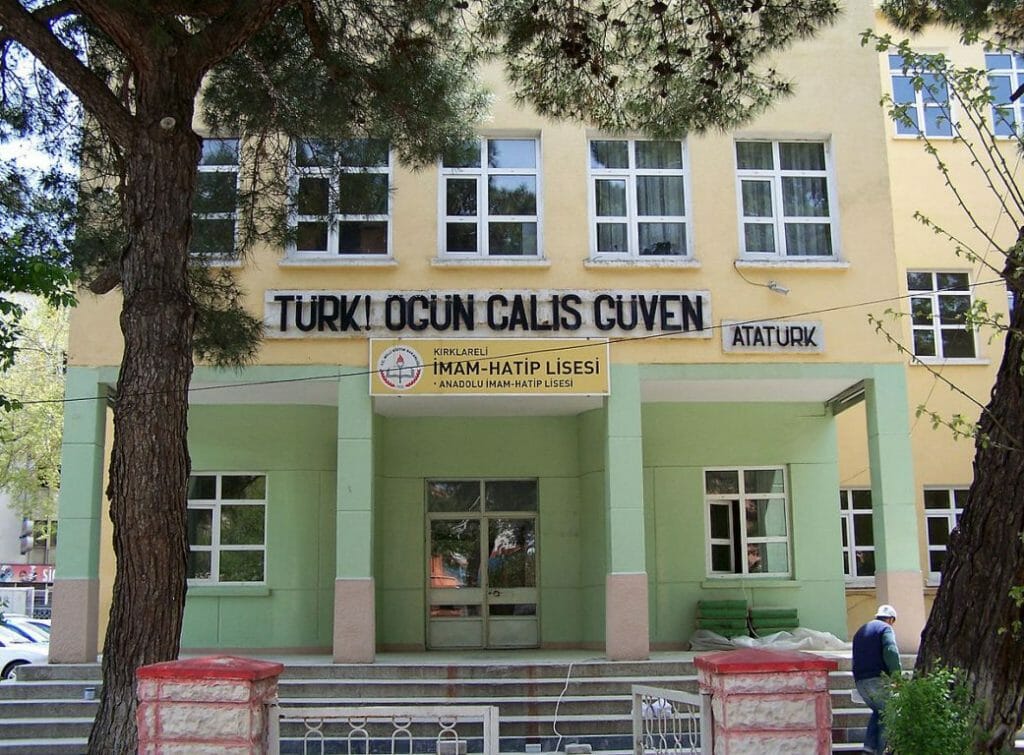 Imam-Hatip-Schulen waren ursprünglich zur Ausbildung islamischer Prediger gedacht. (Darwinek/CC BY-SA 3.0)