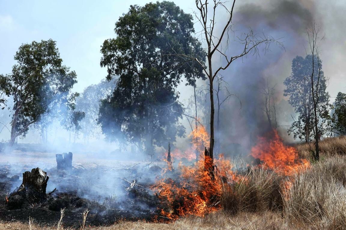 Einer der Brände, die in Israel durch Feuerdrachen und andere Brandbomben aus dem Gazastreifen