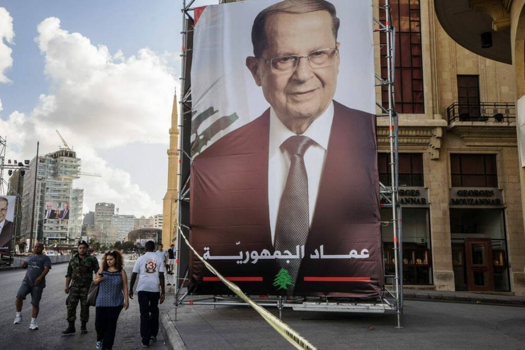 Sinnbildlich: Ein Plakat des ehemaligen Warlords und heutigen Präsidenten verdeckt eine Fassade in Beirut. (imago images/ZUMA Press)