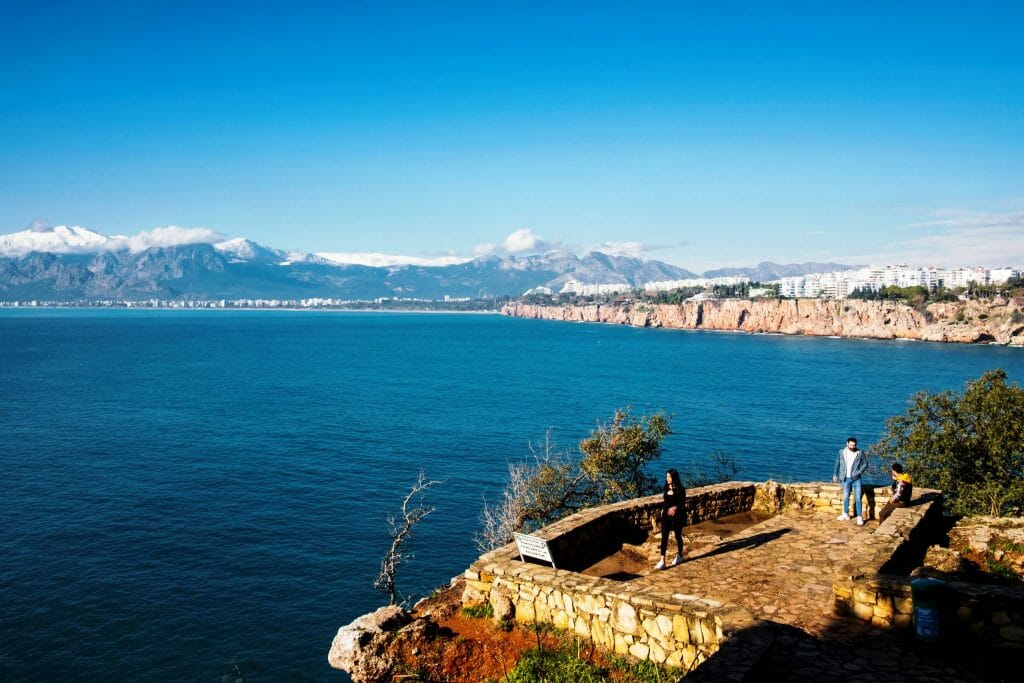 Wenigstens russische Urlauber kommen wieder in die Türkei. Im Bild ein Küstenstreifen von Antalya. (imago images/VWPics)