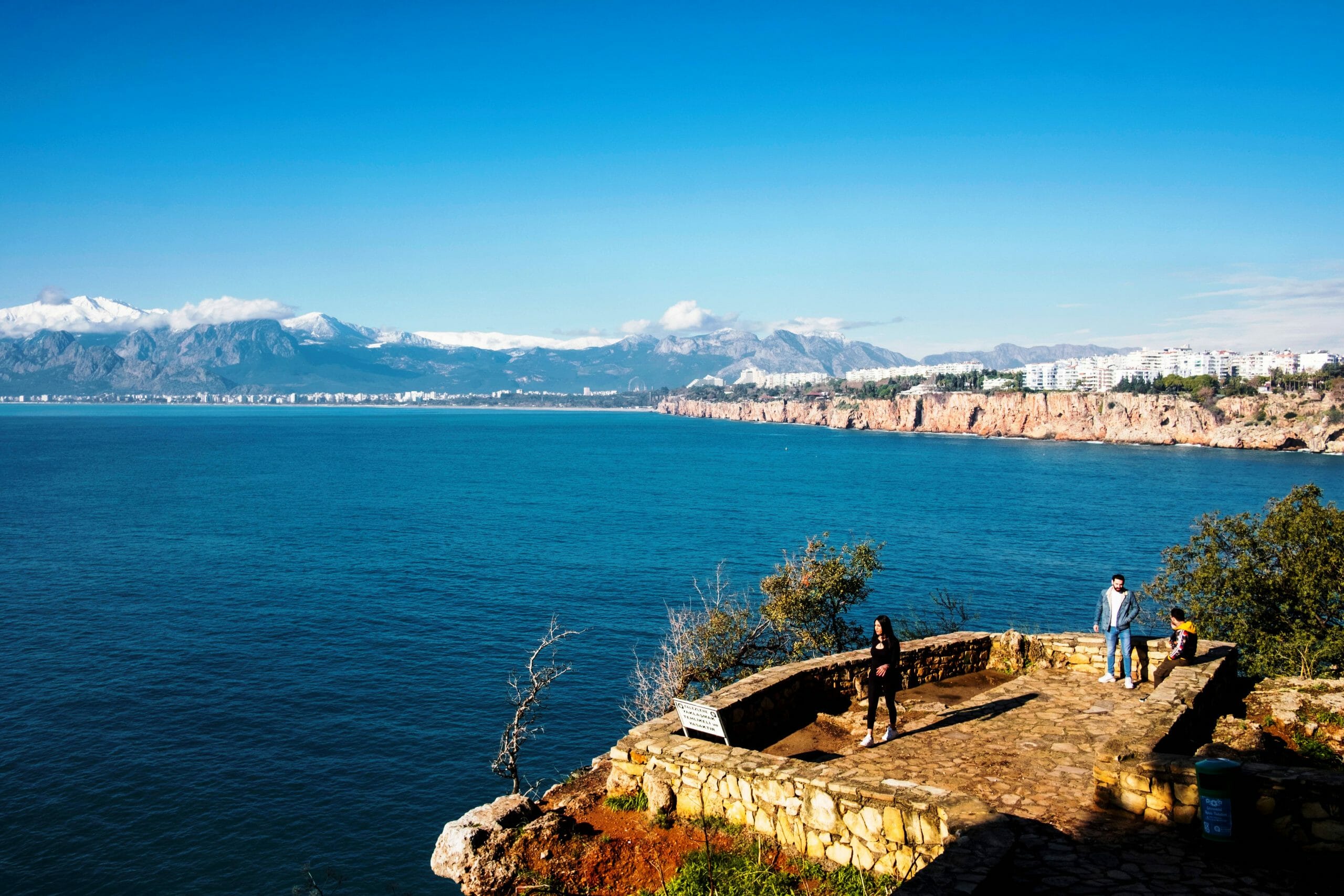 Wenigstens russische Urlauber kommen wieder in die Türkei. Im Bild ein Küstenstreifen von Antalya. (imago images/VWPics)