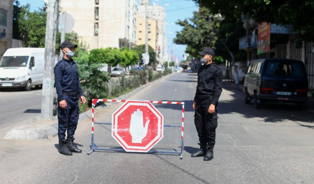 Sicherheitsleute der Hamas überwachen den Corona-Lockdown im Gazastreifen