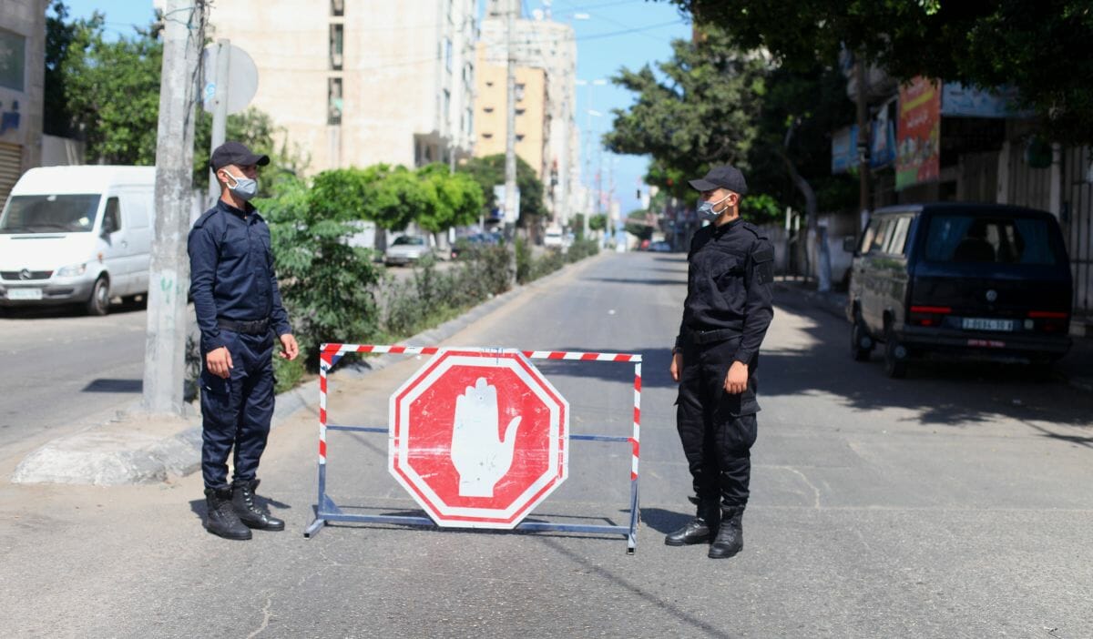 Sicherheitsleute der Hamas überwachen den Corona-Lockdown im Gazastreifen