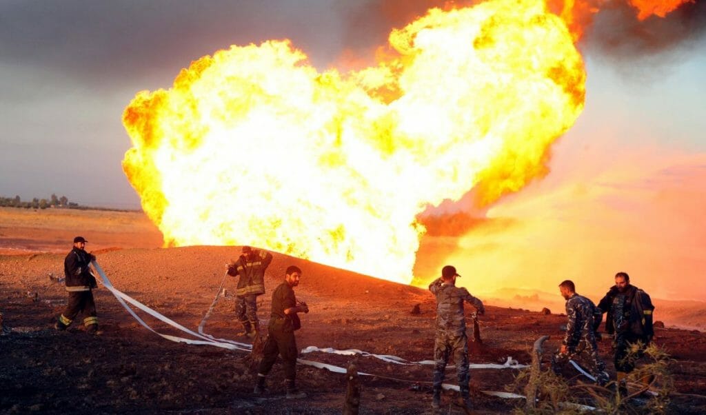 Löscharbeiten an der durch einen Anschlag beschädigten Gaspipeline in Syrien
