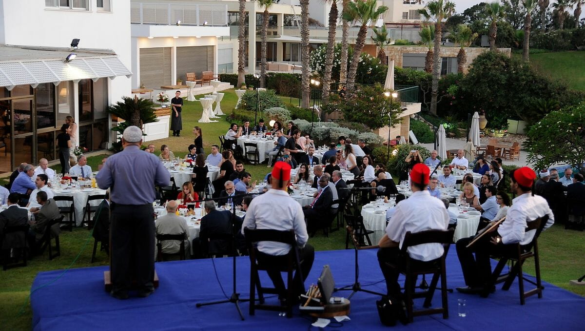 Oft kommt es beim Iftar, dem traditionellen Fastenbrechen, zu Freudenschüssen in die Luft