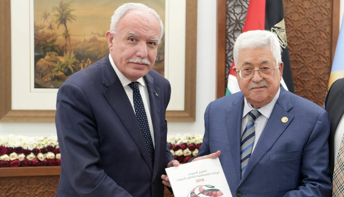 Meister im Social Distancing: PA-Präsident Mahmud Abbas und sein Außenminister Riyad al-Maliki