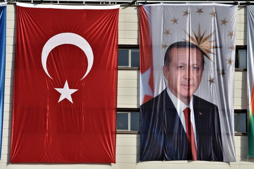 So sieht sich Erdogan viel lieber in Szene gesetzt, als in einer Karikatur von Charlie Hebdo. (© imago images/ZUMA Wire)