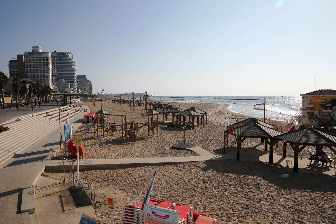 Auf israelischen Stränden (im Bild der von Tel Aviv) sammelt sich viel Plastikmüll an. (© imago images/Xinhua)