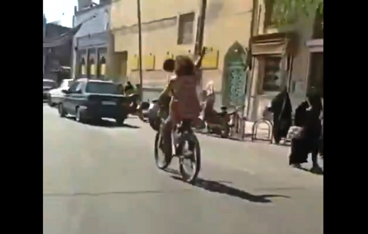 Ohne Kopftuch auf dem Fahrrad unterweg - Screenshot aus dem in sozialen Medien verbreiteten Video. (Quelle: Iran Journal/Twitter)