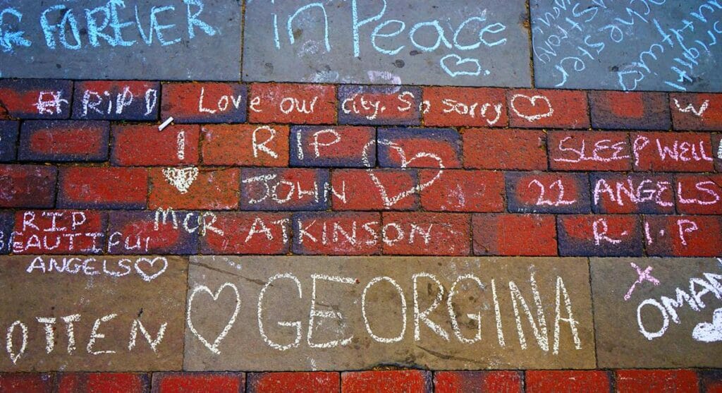 Gedenken an die Opfer des Selbstmordanschlags in der Manchester Arena am 22. Mai 2017 (© imago images/UIG)